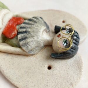 figurka anielicy w okularach