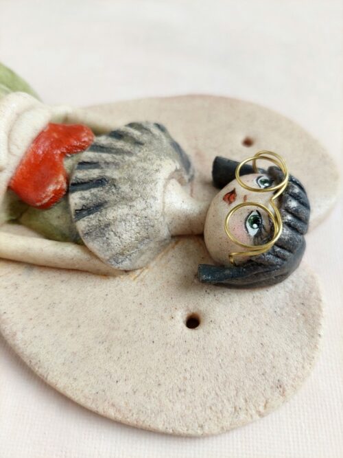 figurka anielicy w okularach