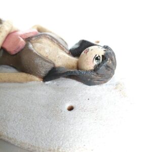 Figurka Anioła, dziewczyna z ciemnymi włosami do ramion i grzywką, anielica w sukience z dekoltem, anioł z sercem na dłoni