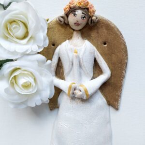 Wisząc figurka przedstawiająca dziewczynkę komunijną w wianku i ze świecą