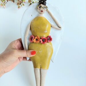 Anioł w okularach i żółtej sukience dla kobiety z klasą