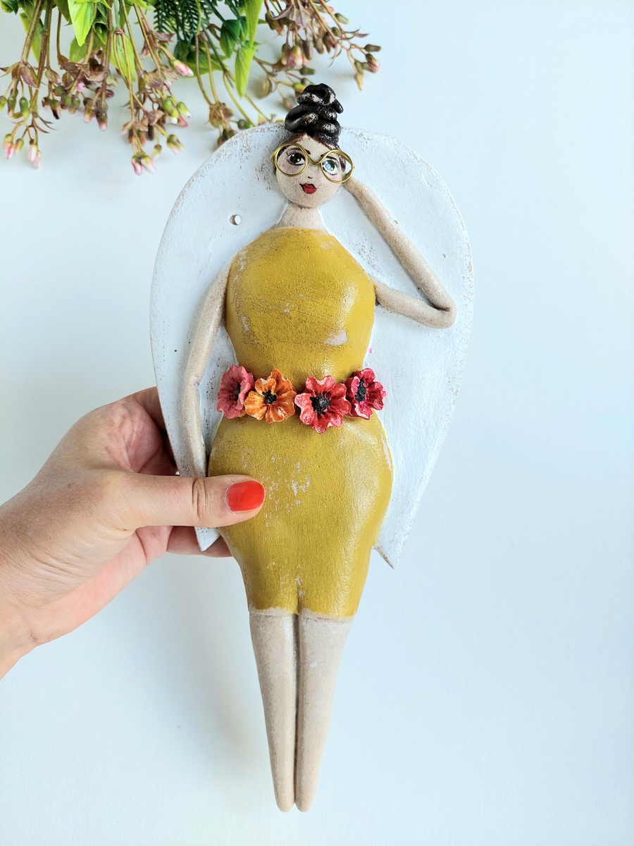 Anioł w okularach i żółtej sukience dla kobiety z klasą