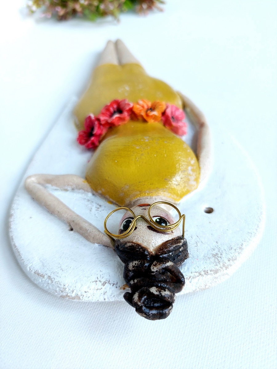 Anioł w okularach i żółtej sukience dla kobiety z klasą