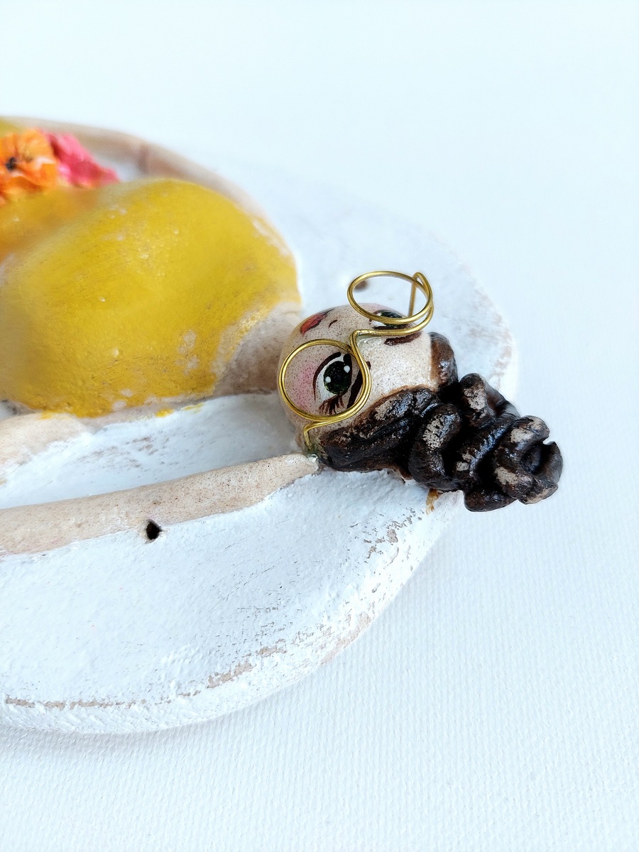 Anioł w okularach i żółtej sukience dla kobiety z klasą