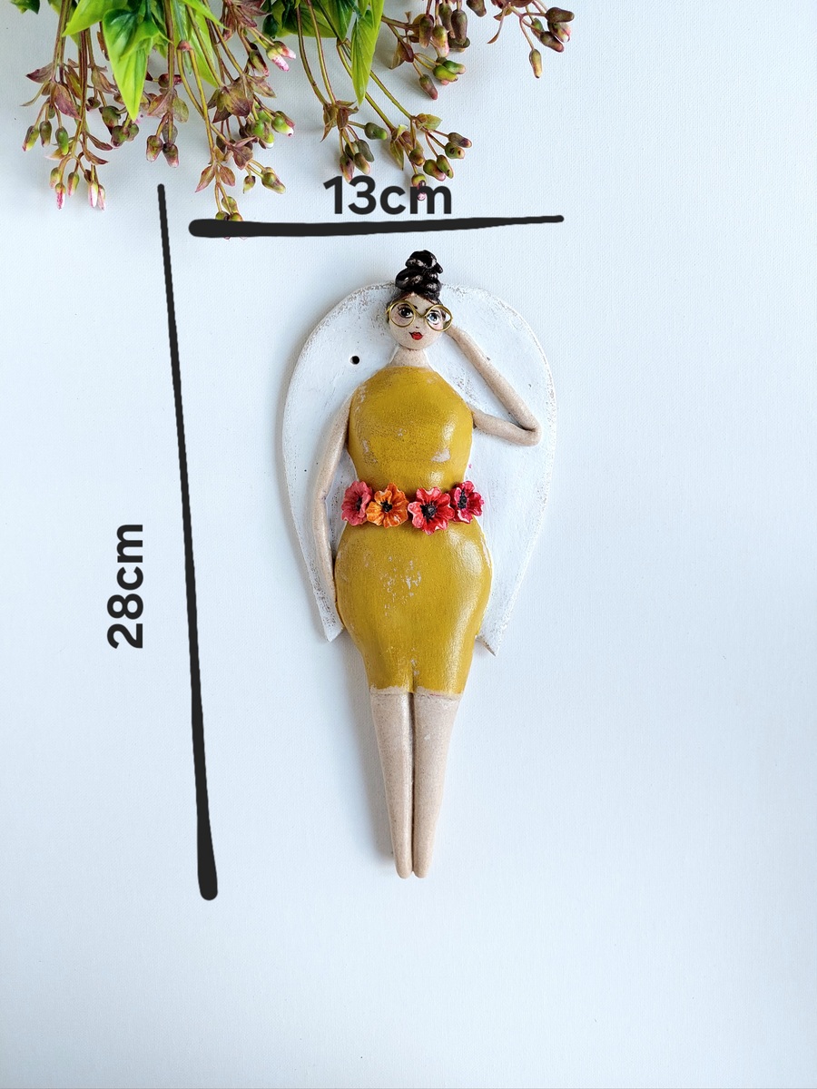 Anioł w okularach i żółtej sukience dla kobiety z klasą