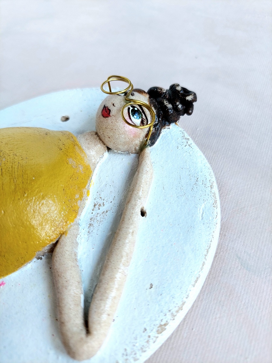 Anioł w okularach i żółtej sukience dla kobiety z klasą