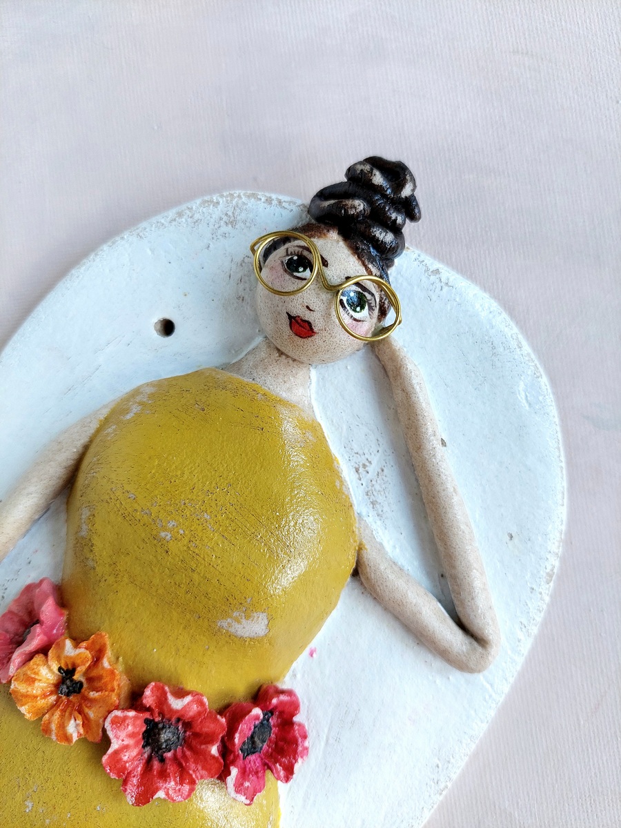 Anioł w okularach i żółtej sukience dla kobiety z klasą