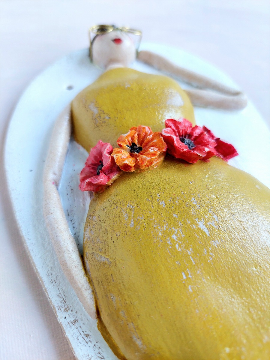 Anioł w okularach i żółtej sukience dla kobiety z klasą