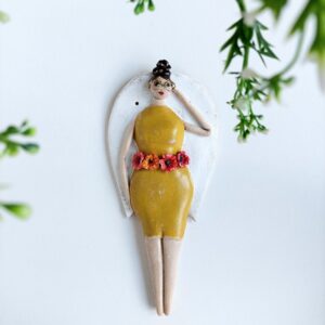 Anioł w okularach i żółtej sukience dla kobiety z klasą