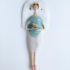 Figurka anioła dla mola książkowego Figurka anioła trzymająca stos książek