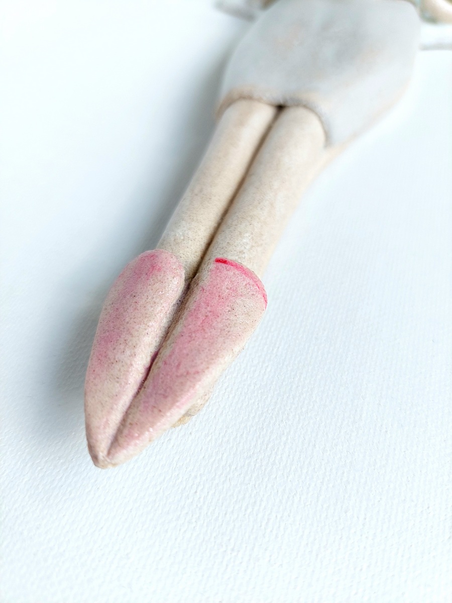 Figurka anioła trzymająca stos książek