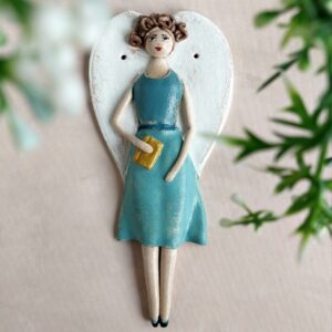 Figurka Anioła przedstawiająca kobietę z książką