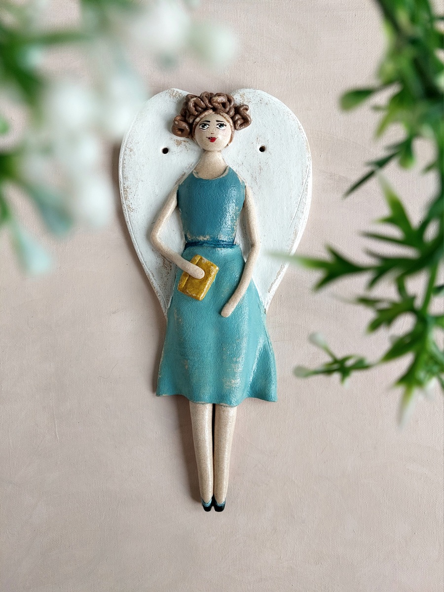 Figurka Anioła przedstawiająca kobietę z książką