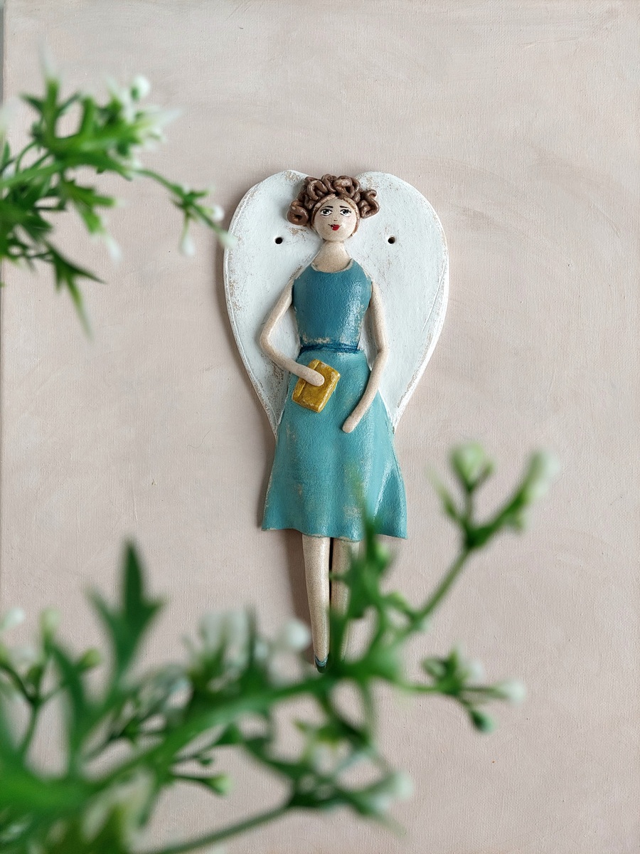 Figurka Anioła przedstawiająca kobietę z książką