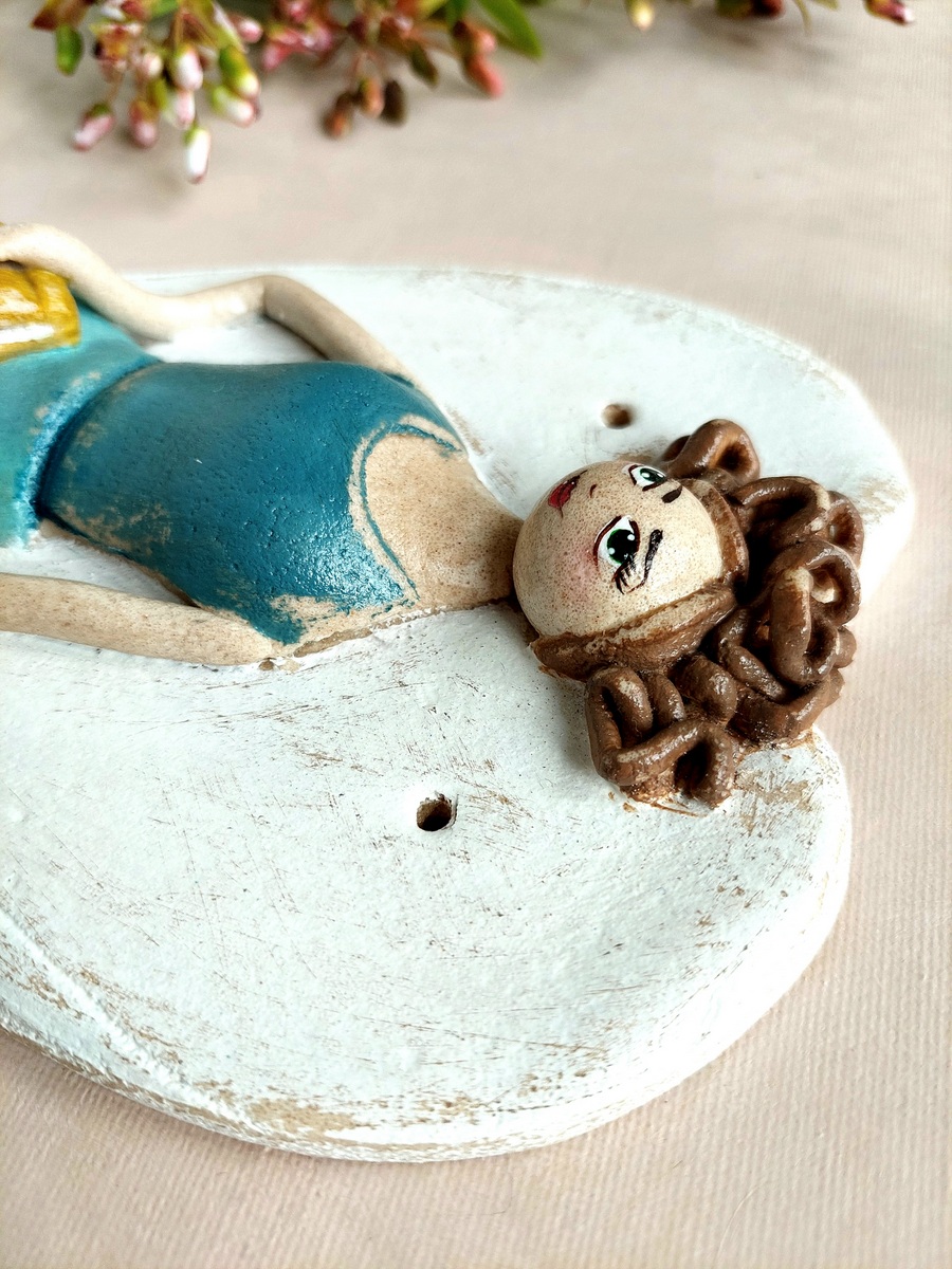 Figurka Anioła przedstawiająca kobietę z książką