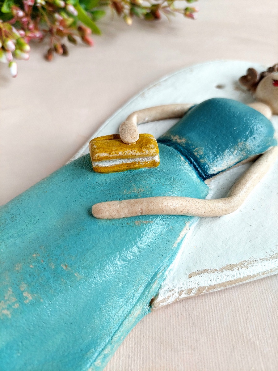 Figurka Anioła przedstawiająca kobietę z książką