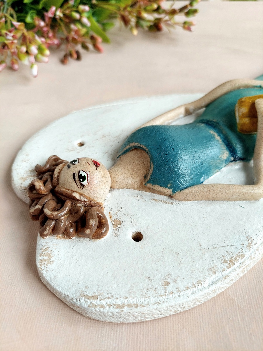 Figurka Anioła przedstawiająca kobietę z książką