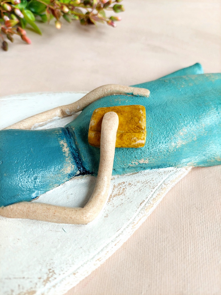 Figurka Anioła przedstawiająca kobietę z książką