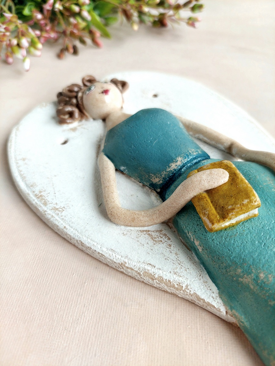 Figurka Anioła przedstawiająca kobietę z książką