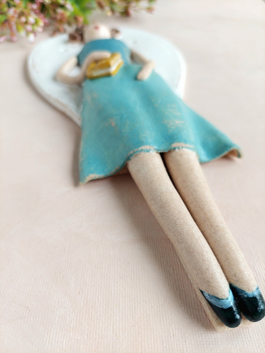 Figurka Anioła przedstawiająca kobietę z książką