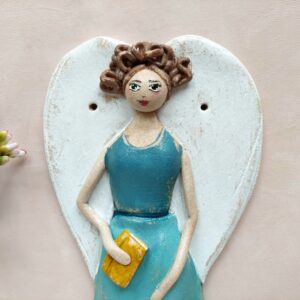 Figurka Anioła przedstawiająca kobietę z książką