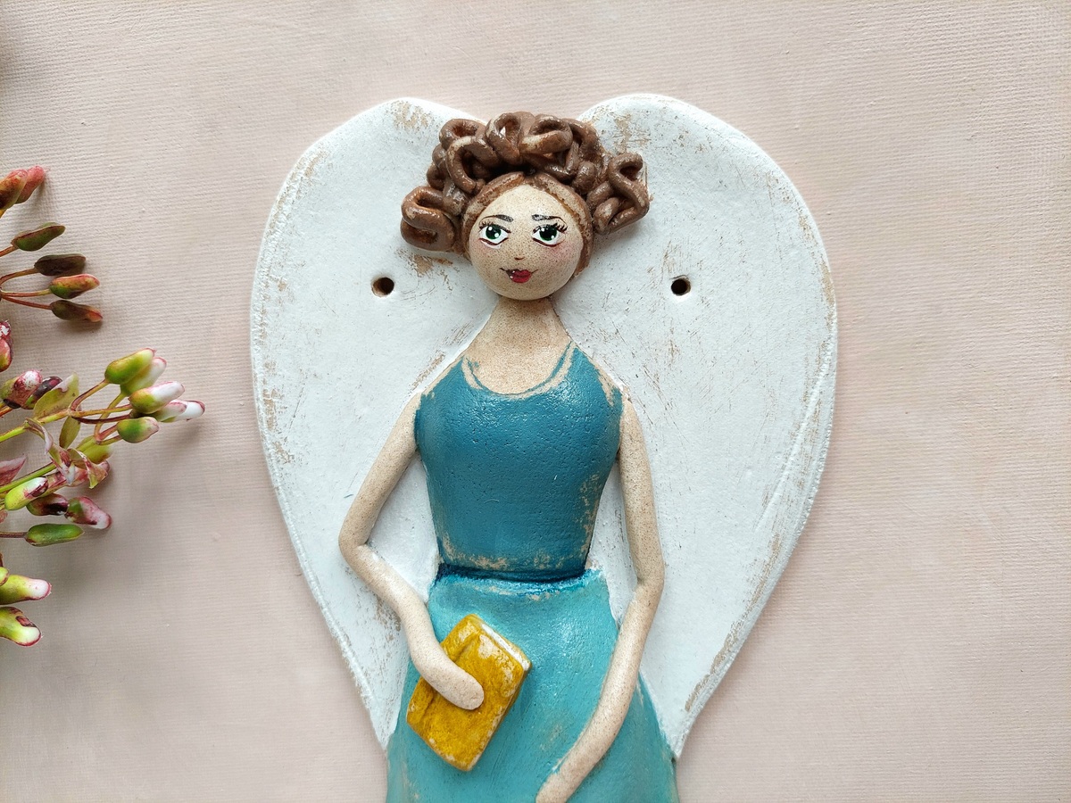 Figurka Anioła przedstawiająca kobietę z książką