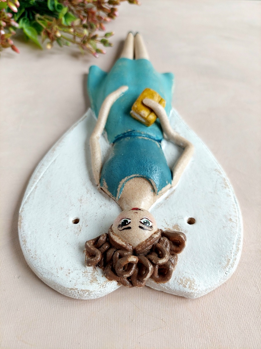 Figurka Anioła przedstawiająca kobietę z książką