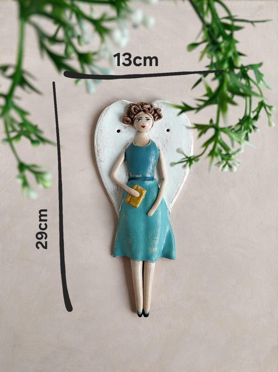 Figurka Anioła przedstawiająca kobietę z książką